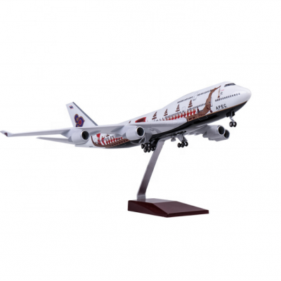 Best sell Thai Airways Dragon Boat Boeing 747  LED aircraft model voice control passenger resin airplane model 1:150 47CM