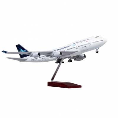 Best sell Garuda Indonesia Airways Aircraft B747 LED aircraft model voice control passenger resin airplane model 1:150 47CM